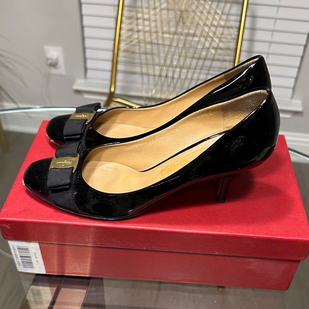 Salvatore Ferragamo Black Patent Leather Bow Pumps with Gold Plate - Picture 4 of 7
